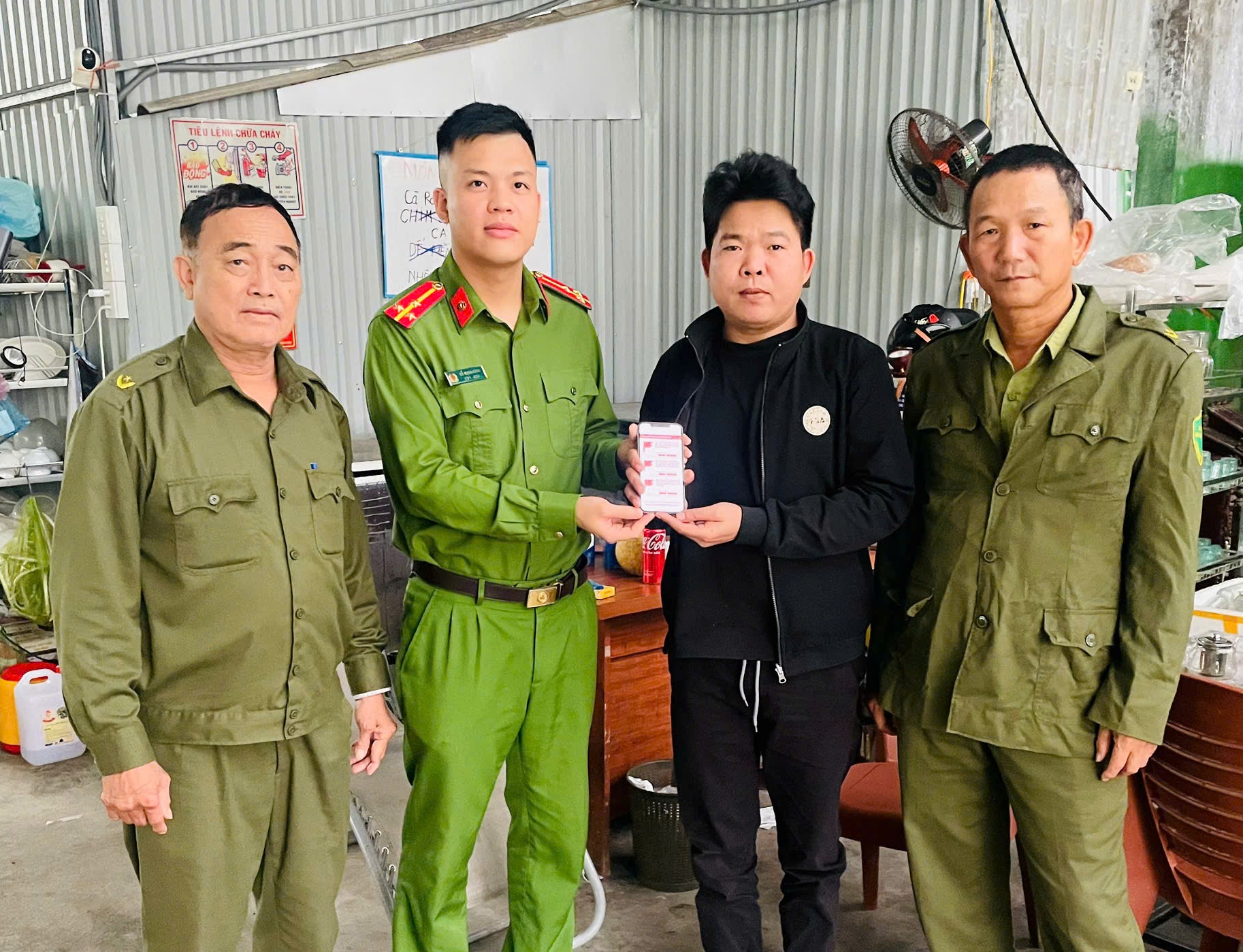 Công an xã Chí Minh tổ chức lấy ý kiến Nhân dân vào dự thảo văn kiện trình Đại hội đại biểu toàn quốc lần thứ XIV của Đảng qua ứng dụng VNeID